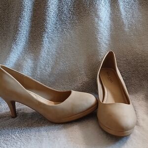 Nude/Tan Suede Heels by Solanz Sz 9.5